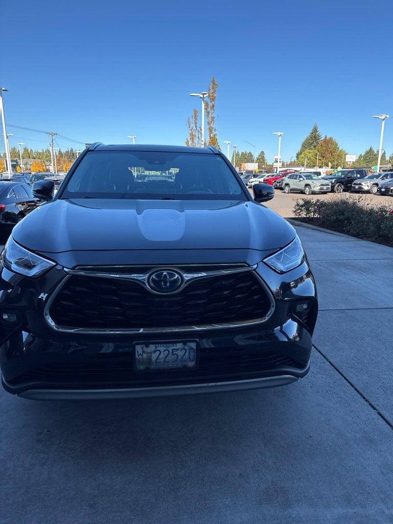 2022 Toyota Highlander Hybrid Platinum