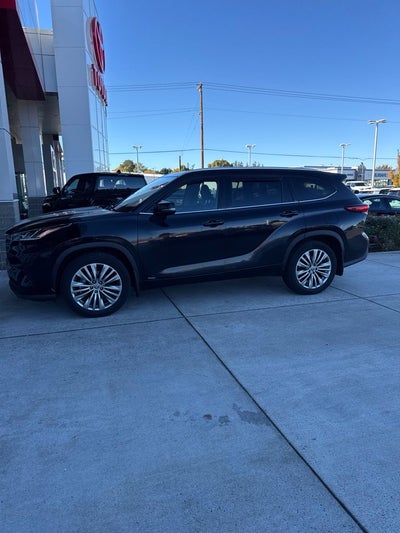 2022 Toyota Highlander Hybrid Platinum