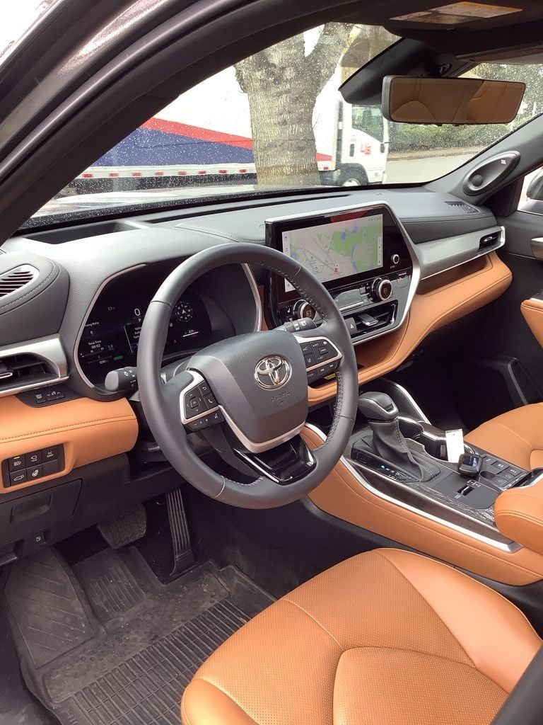 2025 Toyota Highlander Hybrid Platinum