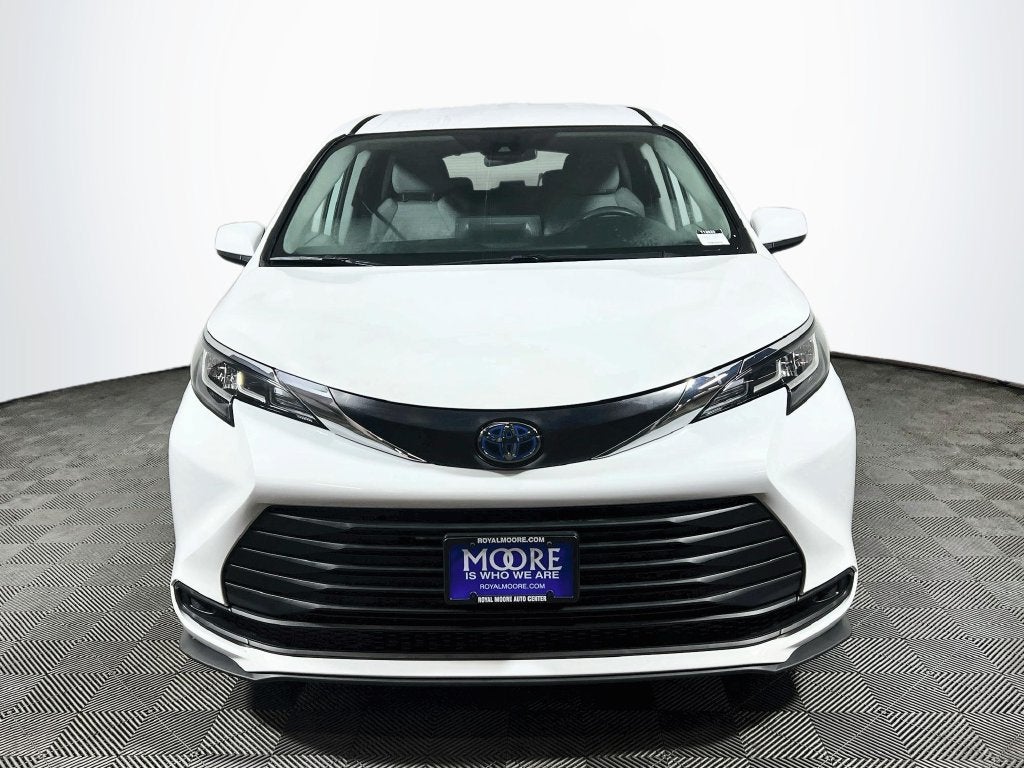 2023 Toyota Sienna LE 8 Passenger