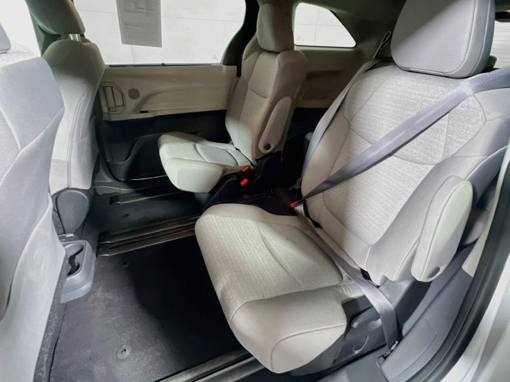 2023 Toyota Sienna LE 8 Passenger