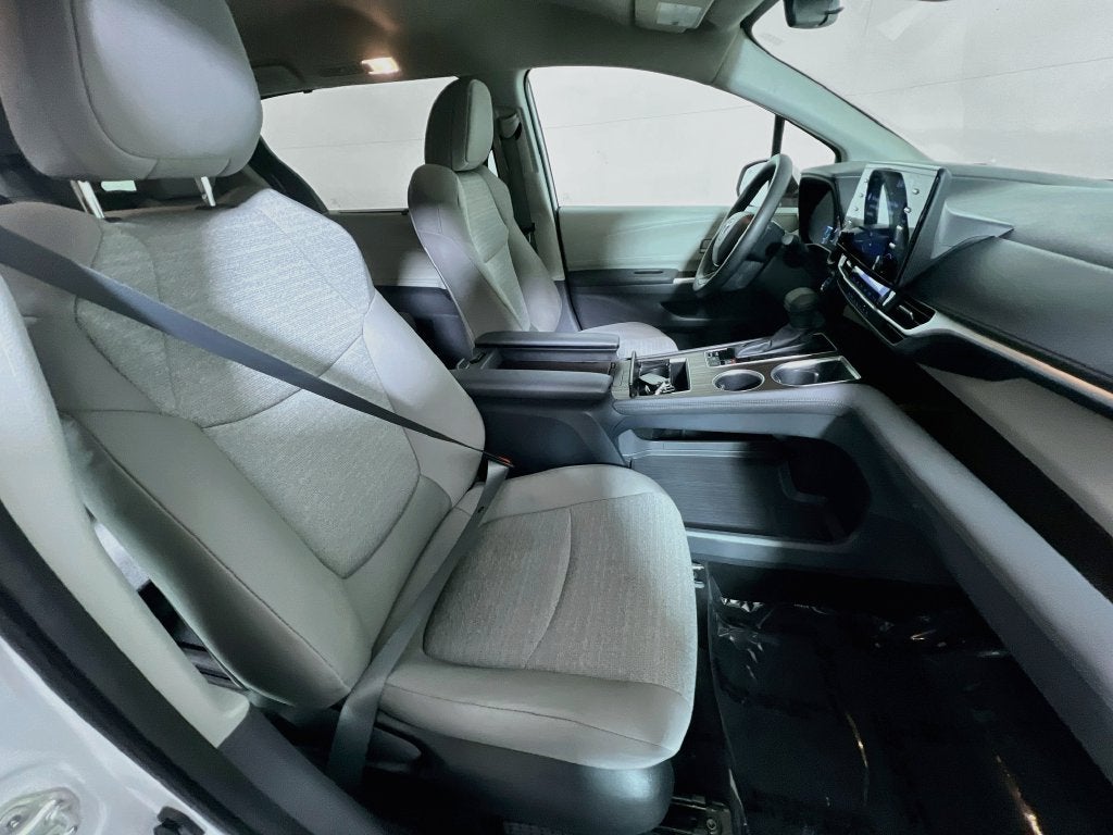 2023 Toyota Sienna LE 8 Passenger