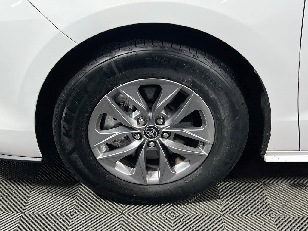 2023 Toyota Sienna LE 8 Passenger