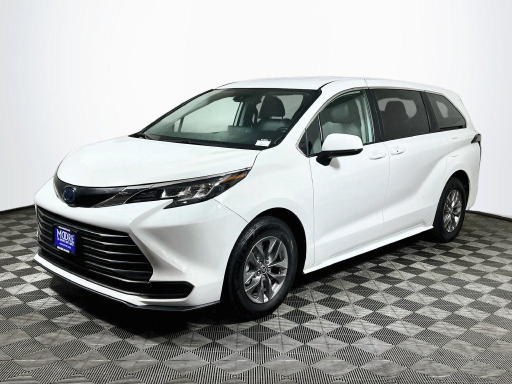 2023 Toyota Sienna LE 8 Passenger