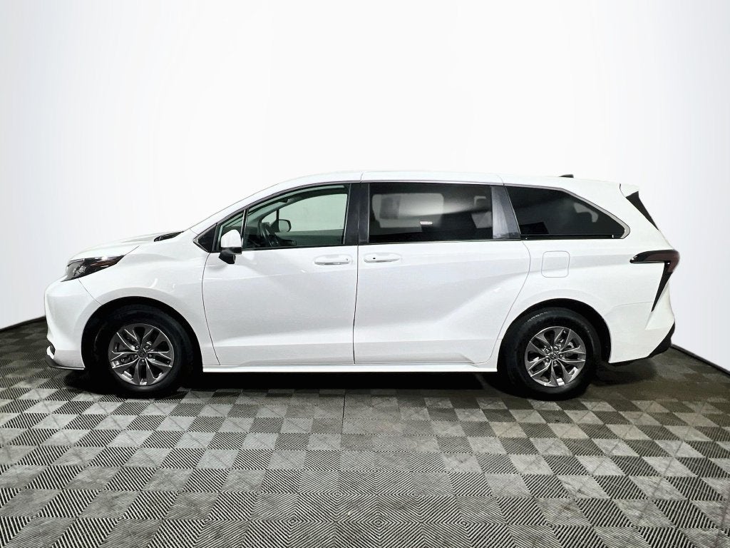 2023 Toyota Sienna LE 8 Passenger
