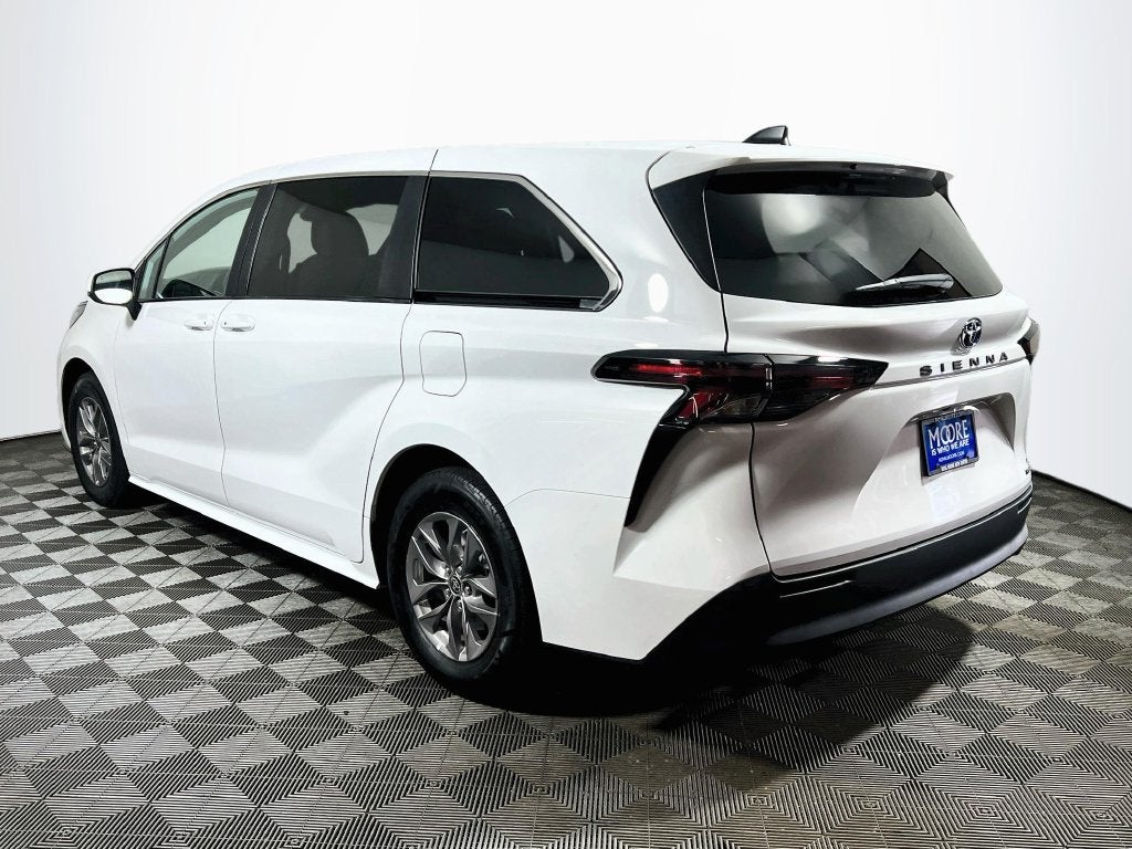 2023 Toyota Sienna LE 8 Passenger
