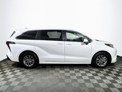 2023 Toyota Sienna LE 8 Passenger