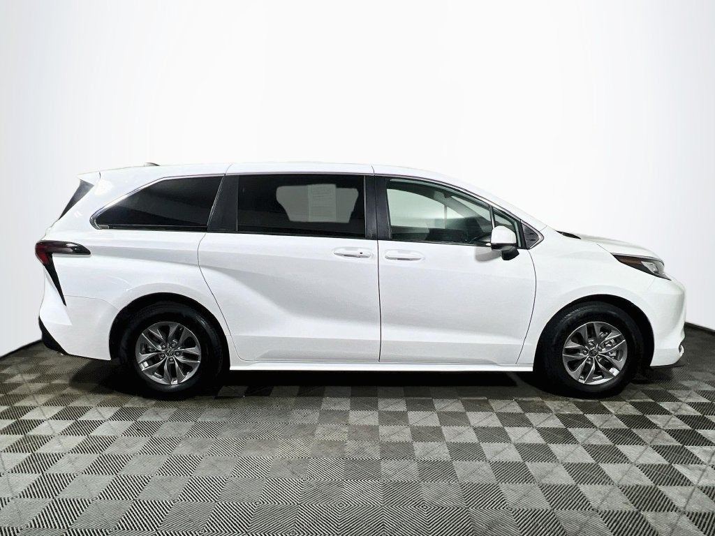 2023 Toyota Sienna LE 8 Passenger