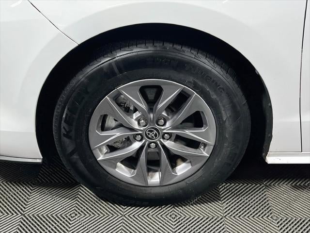 2023 Toyota Sienna LE 8 Passenger