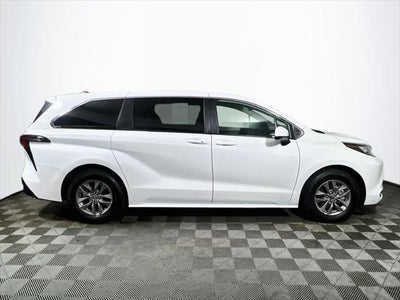 2023 Toyota Sienna LE 8 Passenger