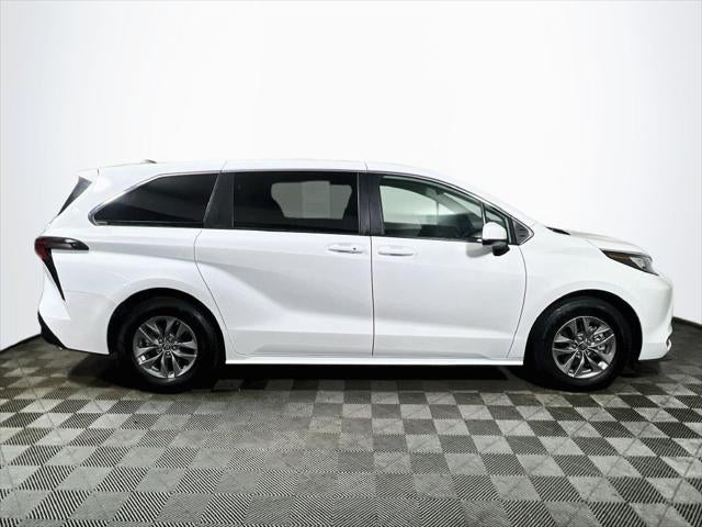 2023 Toyota Sienna LE 8 Passenger