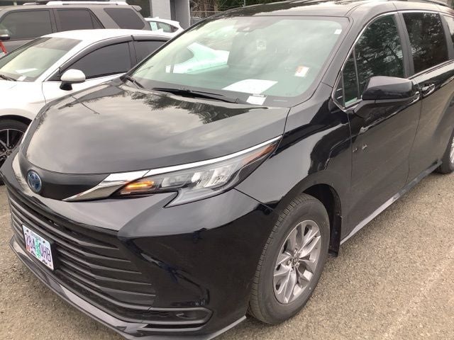 2025 Toyota Sienna LE 8 Passenger