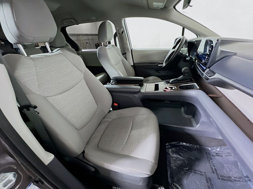2022 Toyota Sienna LE 8 Passenger