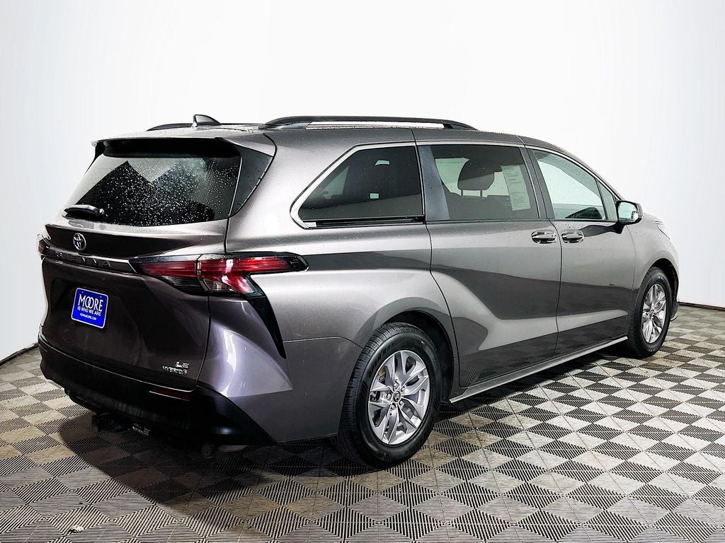 2022 Toyota Sienna LE 8 Passenger