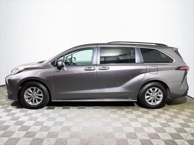 2022 Toyota Sienna LE 8 Passenger