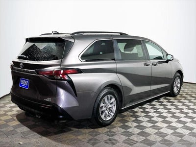 2022 Toyota Sienna LE 8 Passenger