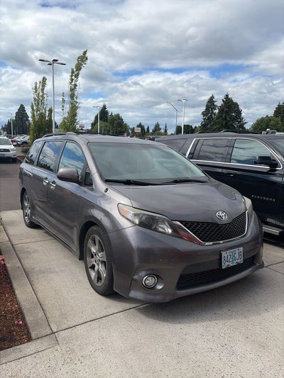 2013 Toyota Sienna SE 8 Passenger