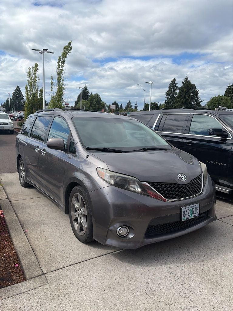2013 Toyota Sienna SE 8 Passenger