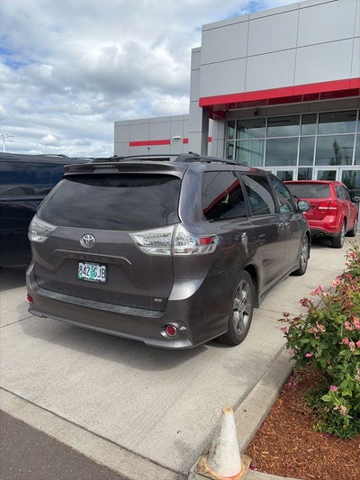 2013 Toyota Sienna SE 8 Passenger