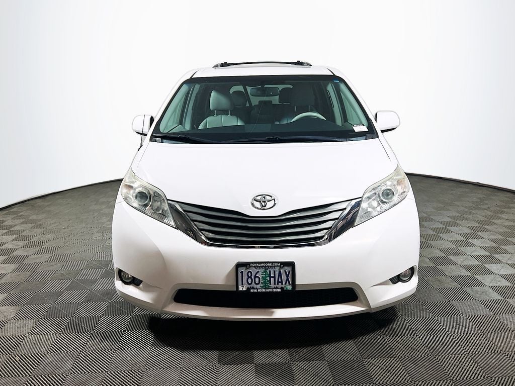2014 Toyota Sienna XLE 8 Passenger