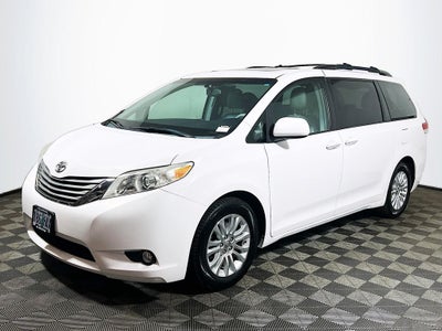 2014 Toyota Sienna XLE 8 Passenger