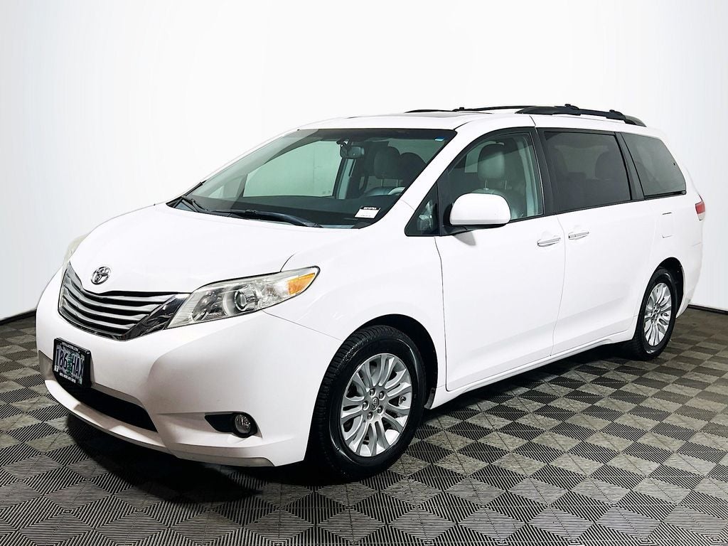 2014 Toyota Sienna XLE 8 Passenger