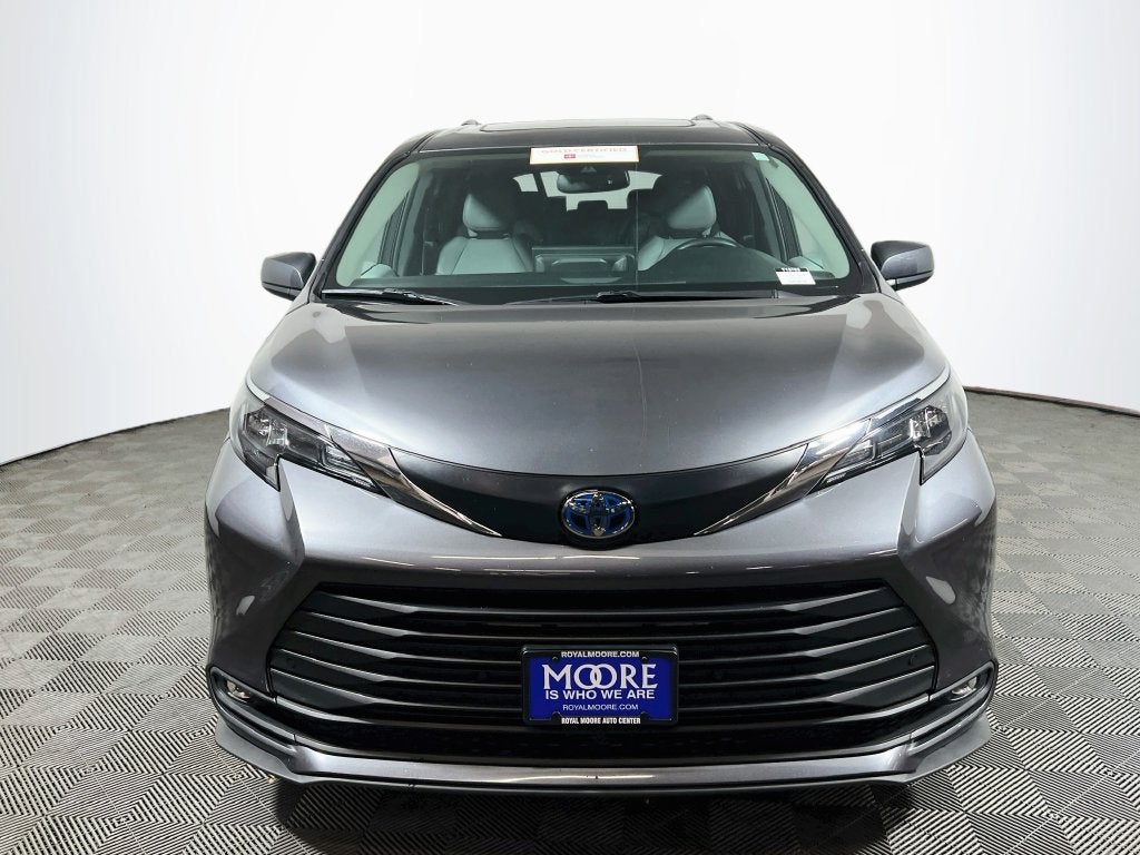 2025 Toyota Sienna XLE 8 Passenger
