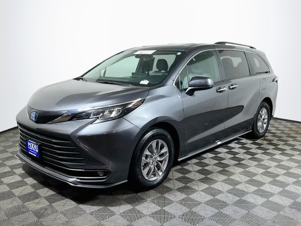 2025 Toyota Sienna XLE 8 Passenger