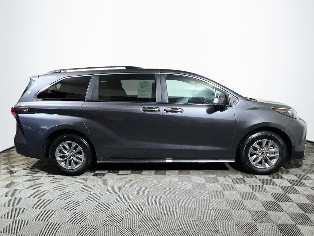 2025 Toyota Sienna XLE 8 Passenger