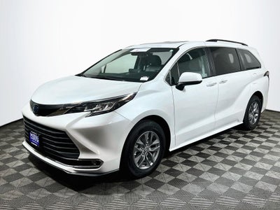 2023 Toyota Sienna XLE 8 Passenger