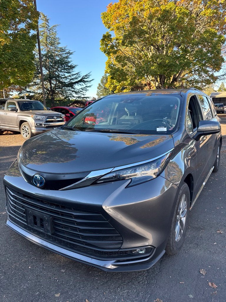 2025 Toyota Sienna XLE 8 Passenger