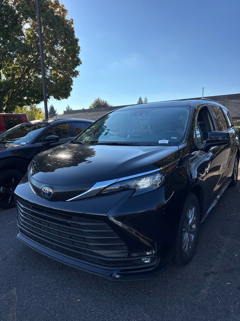 2025 Toyota Sienna XLE 8 Passenger