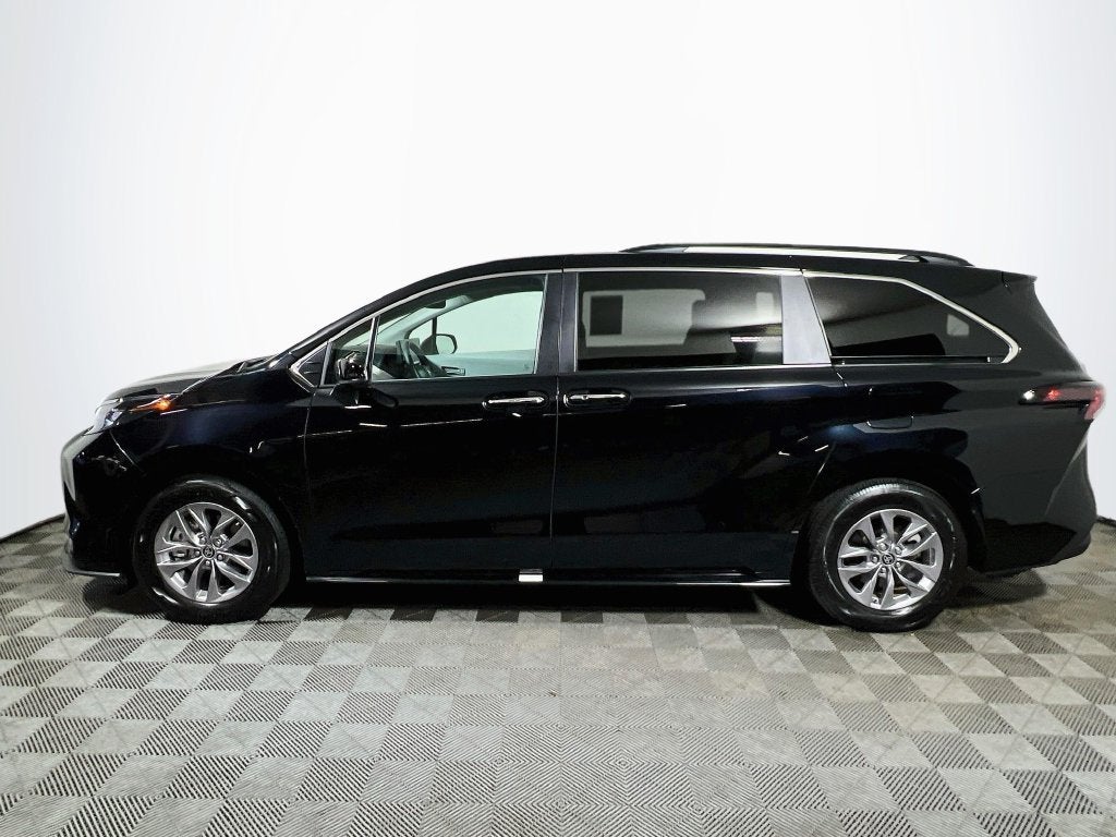2025 Toyota Sienna XLE 8 Passenger