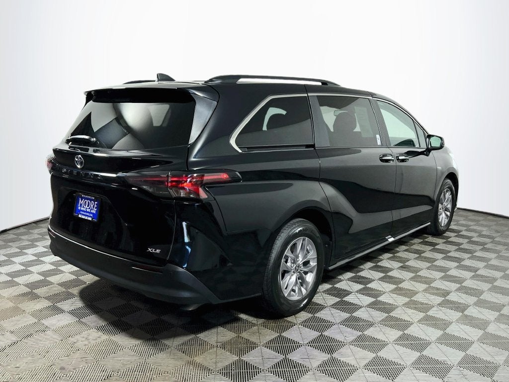 2025 Toyota Sienna XLE 8 Passenger