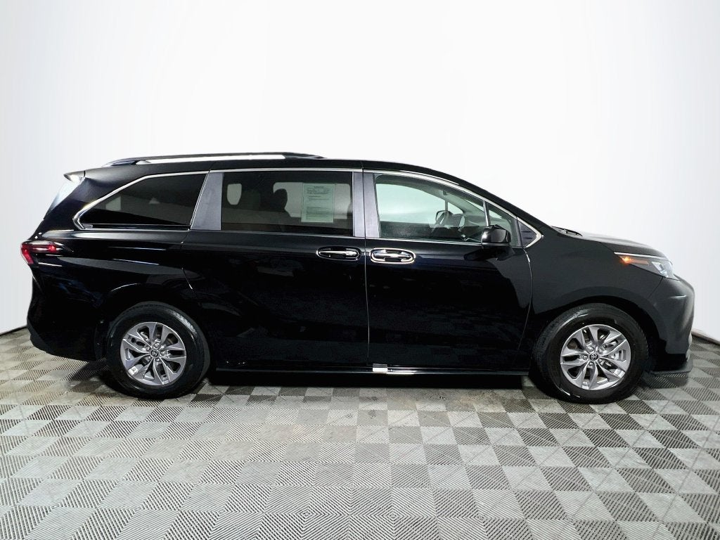 2025 Toyota Sienna XLE 8 Passenger